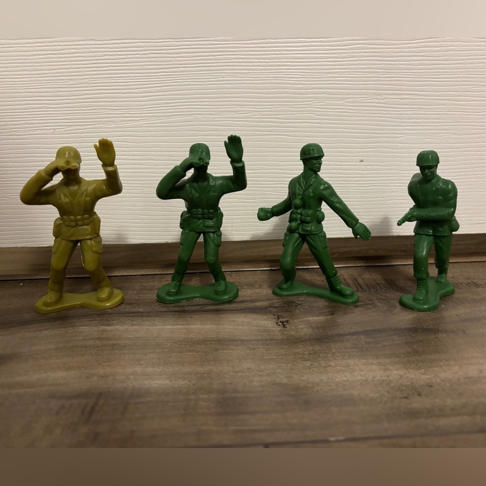 Greenbrier International INC. Green Plastic Army Men 4” Toy Soldiers